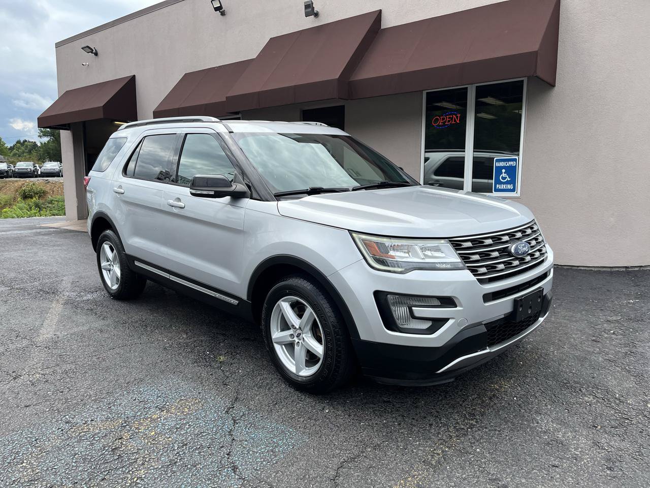 Used 2017 Ford Explorer XLT w/ Equipment Group 201A AWD/4WD image 5
