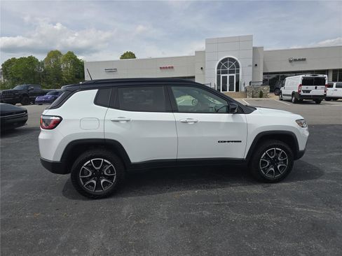 Used 2024 Jeep Compass Trailhawk AWD/4WD image 2
