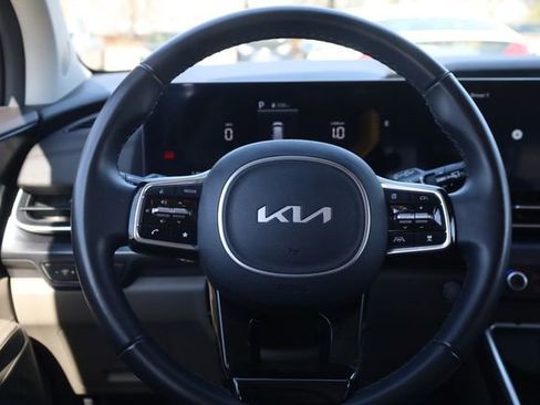 Used 2025 Kia Carnival image 12