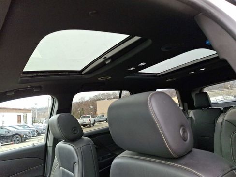 Used 2023 Chevrolet Traverse LT w/ LT Premium Package image 13