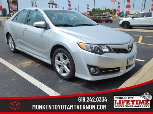 Used 2014 Toyota Camry SE FWD image 1
