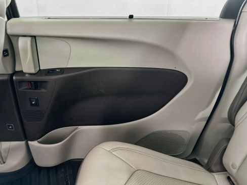 Used 2019 Chrysler Pacifica Touring-L Plus w/ Advanced Safetytec Group FWD image 33