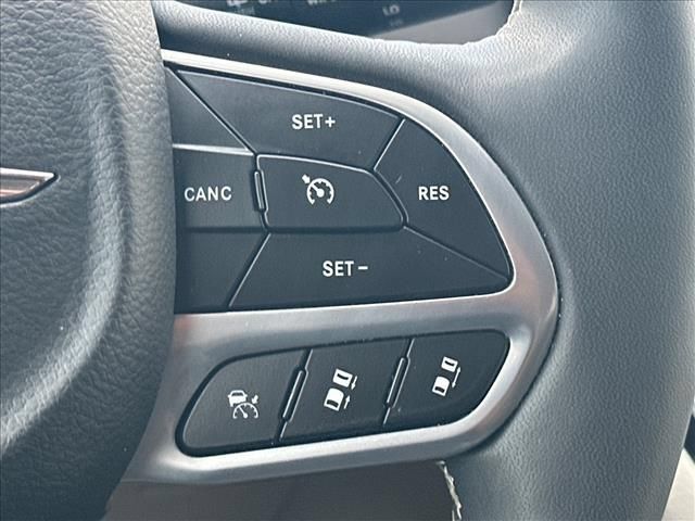 Used 2023 Chrysler Pacifica Touring-L AWD/4WD image 24