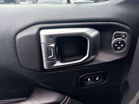 Used 2018 Jeep Wrangler Unlimited Sahara image 16