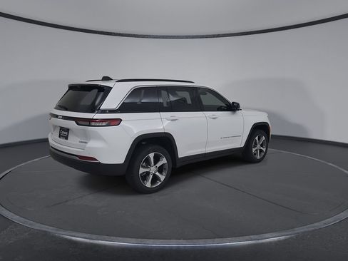 New 2026 Jeep Grand Cherokee Limited w/ Luxury Tech Group II AWD/4WD image 15