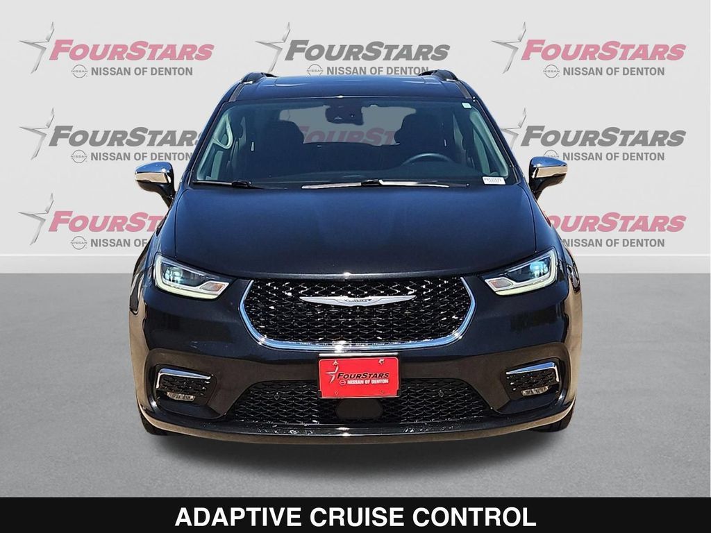 Used 2023 Chrysler Pacifica Limited w/ Uconnect Theater Family Group FWD image 10