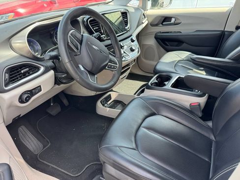 Used 2023 Chrysler Pacifica Touring-L FWD image 9