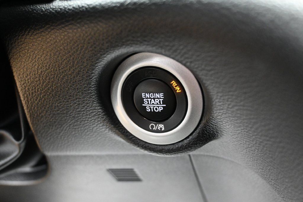 Used 2025 Chrysler Pacifica Select FWD image 15