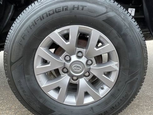 Used 2022 Toyota Tacoma SR5 RWD image 12