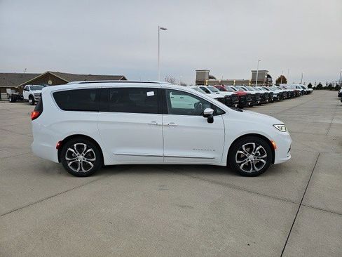 New 2026 Chrysler Pacifica Pinnacle image 7