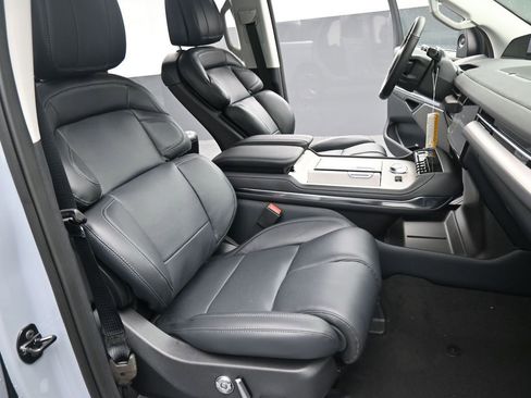 New 2025 Lincoln Navigator Reserve image 3