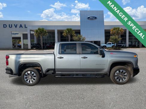 Used 2024 Chevrolet Silverado 2500 Custom w/ Custom Value Package image 3