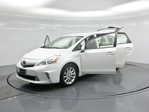 Used 2014 Toyota Prius V Five image 28