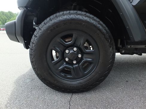 Used 2025 Jeep Wrangler Sport AWD/4WD image 9
