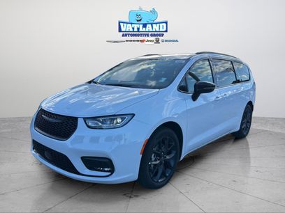 New 2026 Chrysler Pacifica Select w/ S Appearance Package