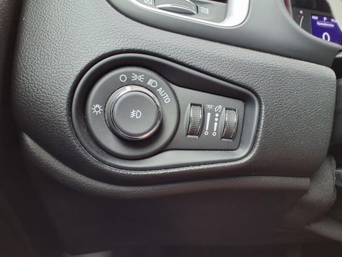 Certified 2019 Jeep Renegade Latitude w/ Cold Weather Group AWD/4WD image 17