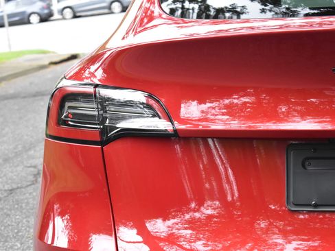 Used 2022 Tesla Model Y Long Range image 17