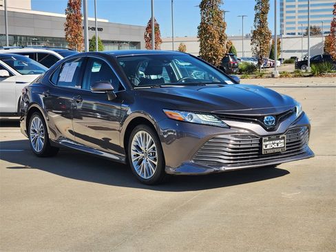 Used 2019 Toyota Camry XLE image 3