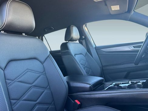 Used 2025 Volkswagen Atlas Cross Sport SE image 31