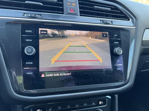 Used 2018 Volkswagen Tiguan SE w/ Panoramic Sunroof Package image 23