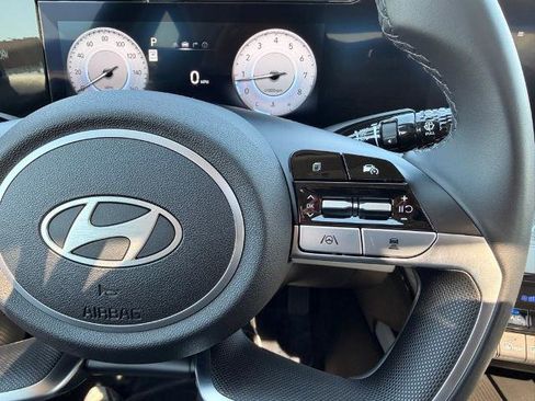 Used 2025 Hyundai Elantra Limited image 17