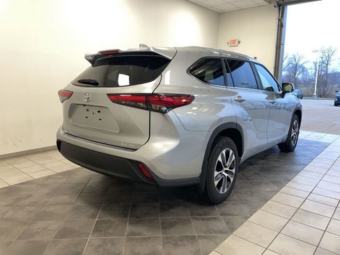 Used 2023 Toyota Highlander XLE image 5