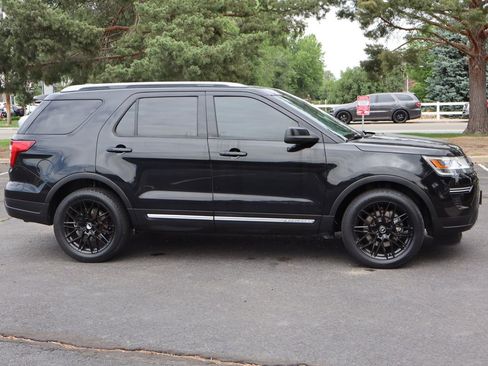 Used 2018 Ford Explorer XLT AWD/4WD image 3