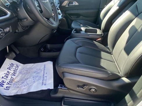 New 2026 Chrysler Pacifica Select w/ S Appearance Package FWD image 13