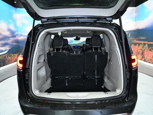 Used 2023 Chrysler Pacifica Touring-L image 39