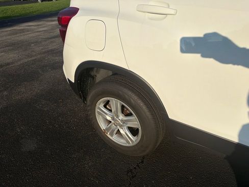 Used 2022 Chevrolet Trax LT w/ LT Convenience Package AWD/4WD image 3