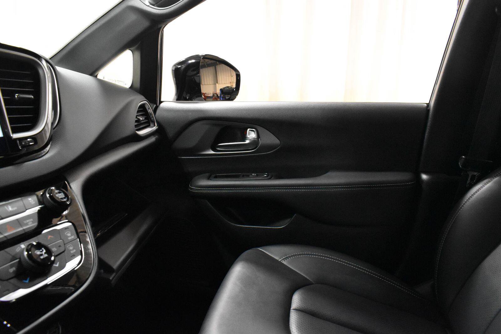 Used 2025 Chrysler Pacifica Select FWD image 19