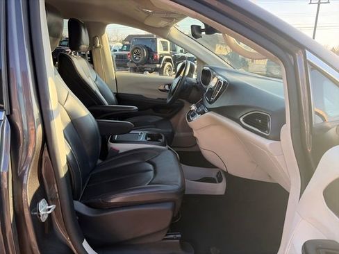 Used 2023 Chrysler Pacifica Touring-L image 33