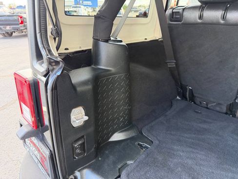 Used 2017 Jeep Wrangler Unlimited Sahara AWD/4WD image 37