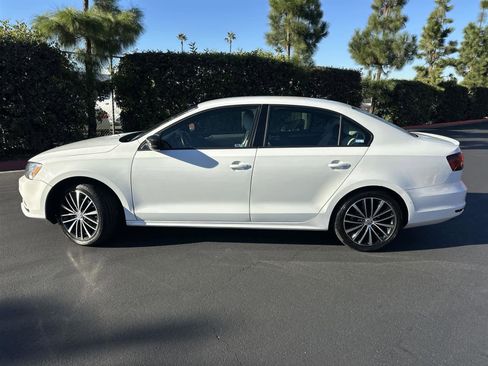 Used 2016 Volkswagen Jetta Sport image 3