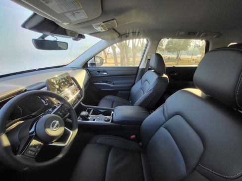 Used 2025 Nissan Pathfinder SL w/ Black Appearance Package image 10