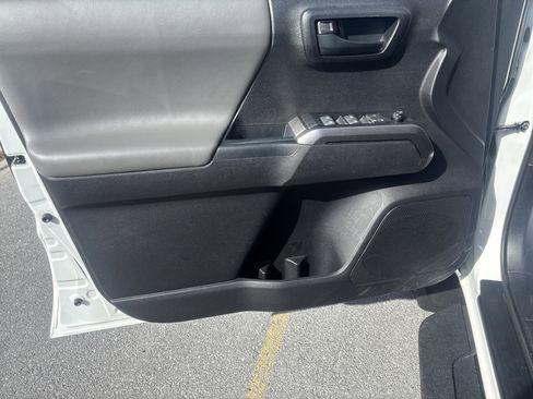 Used 2021 Toyota Tacoma SR5 AWD/4WD image 15