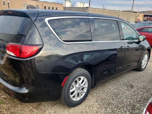 Used 2022 Chrysler Voyager LX image 4