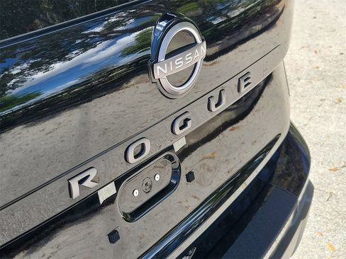 Used 2025 Nissan Rogue SV image 6