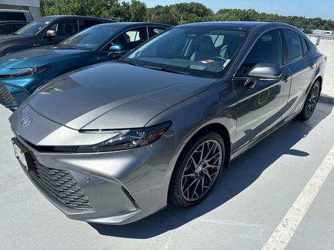 Used 2026 Toyota Camry XLE AWD/4WD image 3