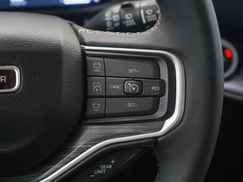 Used 2023 Jeep Wagoneer L Series II w/ Premium Group I image 30