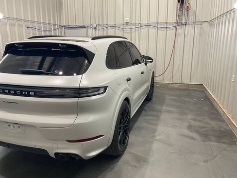 Used 2024 Porsche Cayenne AWD/4WD image 21