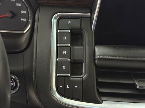 Used 2021 Chevrolet Suburban Z71 w/ Z71 Signature Package AWD/4WD image 14