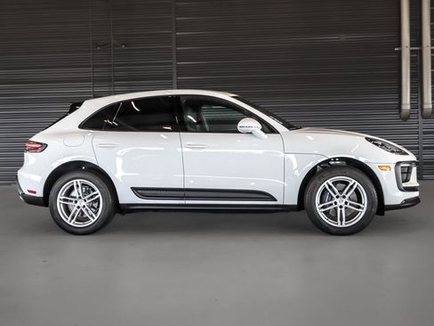Certified 2026 Porsche Macan AWD/4WD image 11