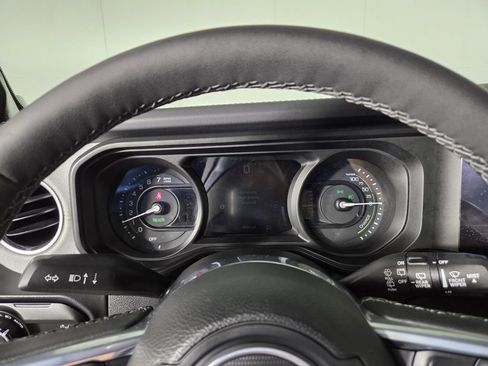 Used 2025 Jeep Wrangler Sahara w/ Safety Group image 17