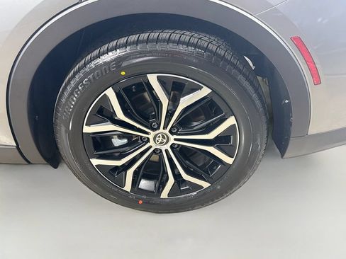 Certified 2024 Toyota Crown AWD/4WD image 9