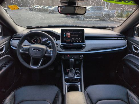 Used 2024 Jeep Compass Latitude image 9