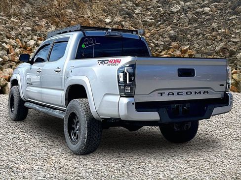 Used 2017 Toyota Tacoma TRD Sport w/ Premium & Technology Package image 10