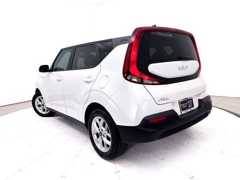 Used 2022 Kia Soul LX w/ Technology Package FWD image 2