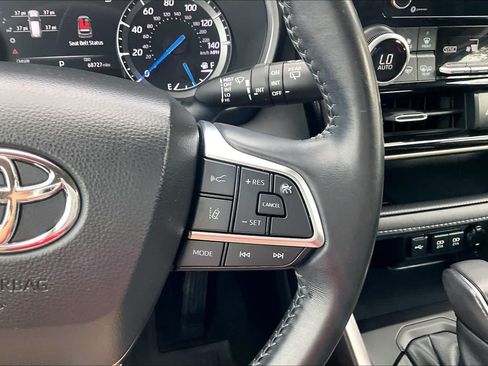 Used 2021 Toyota Highlander XLE FWD image 25