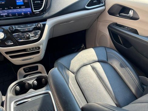 Used 2024 Chrysler Pacifica Touring-L FWD image 19